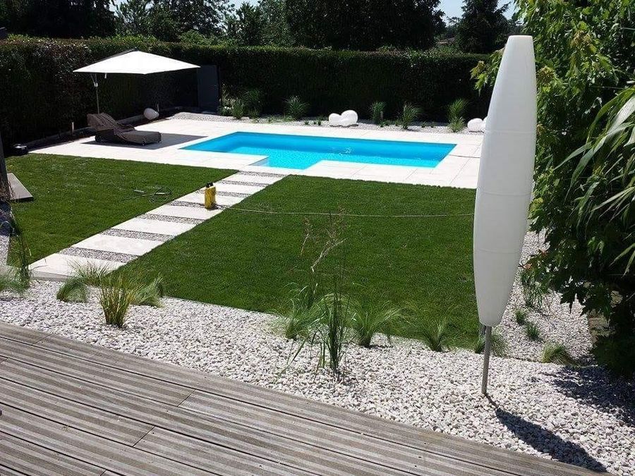 Moderner Garten mit Pool